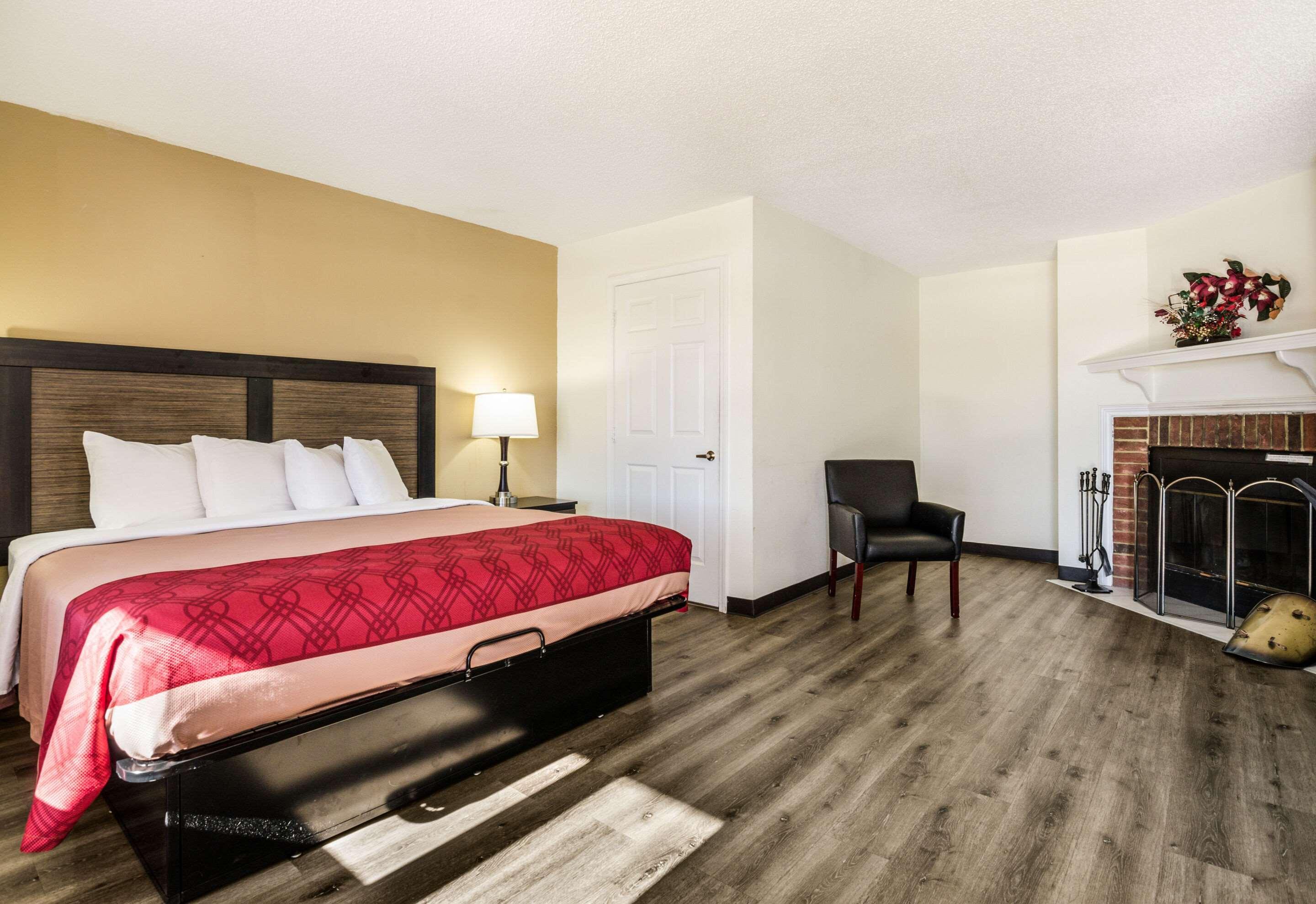 Econo Lodge Glade Springs I-81 Екстер'єр фото