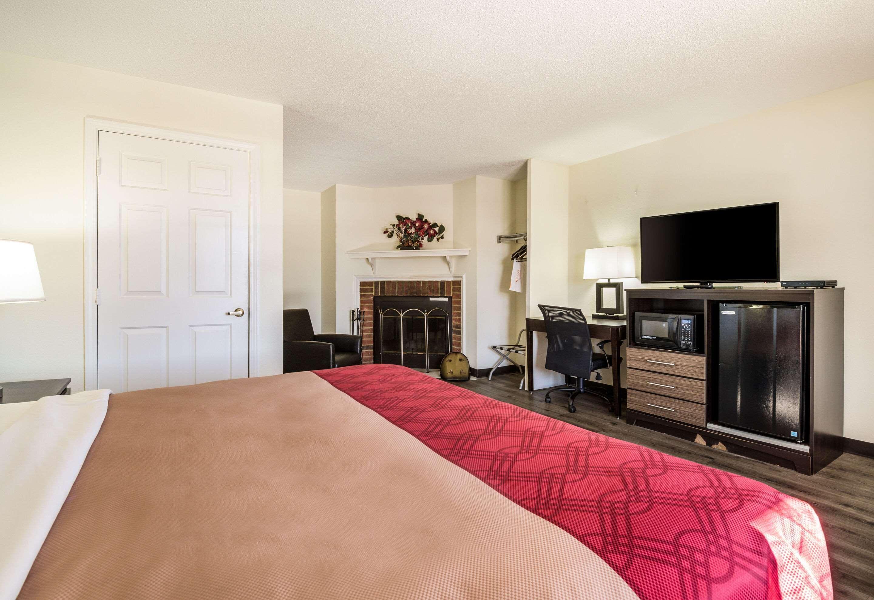 Econo Lodge Glade Springs I-81 Екстер'єр фото