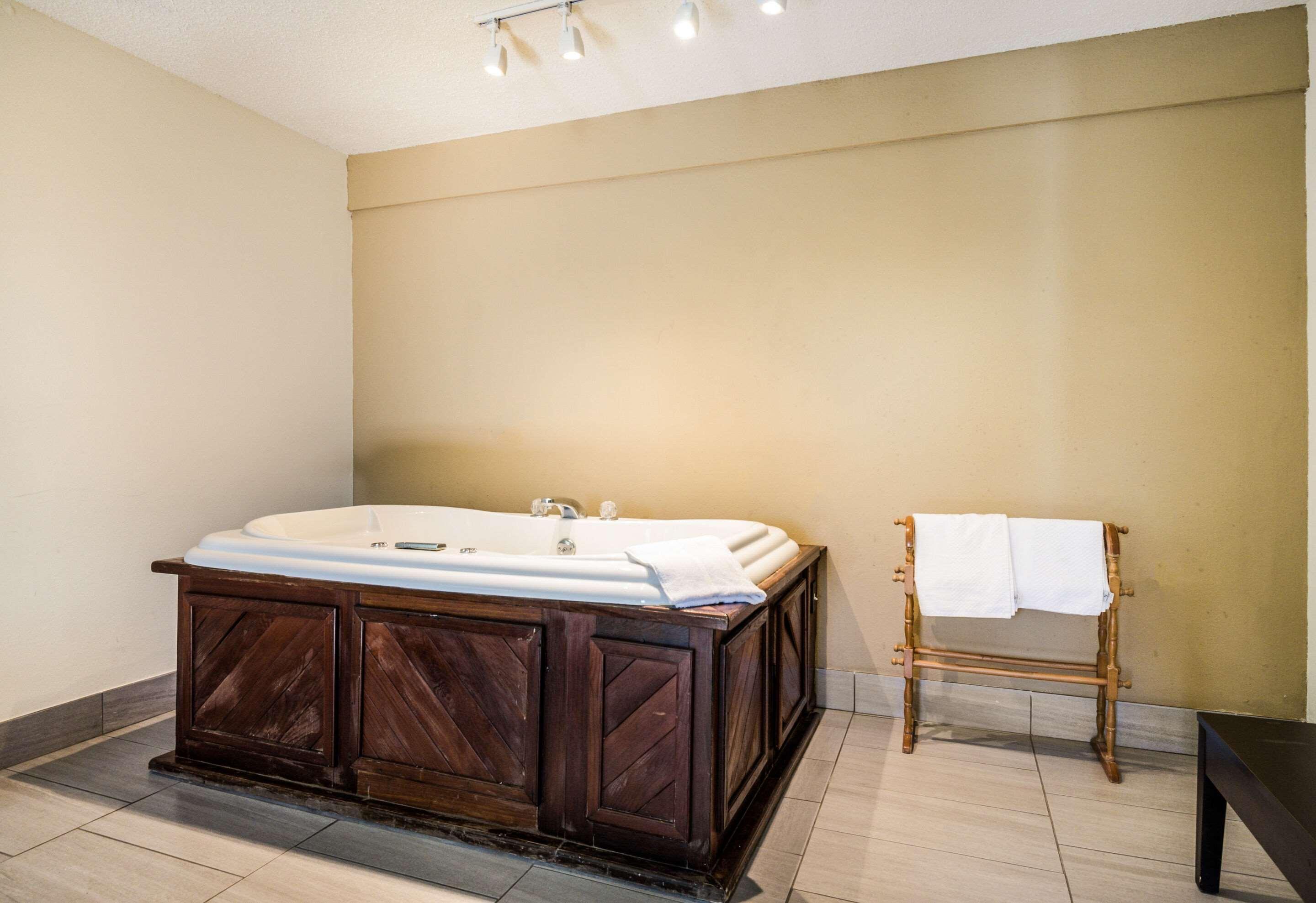 Econo Lodge Glade Springs I-81 Екстер'єр фото
