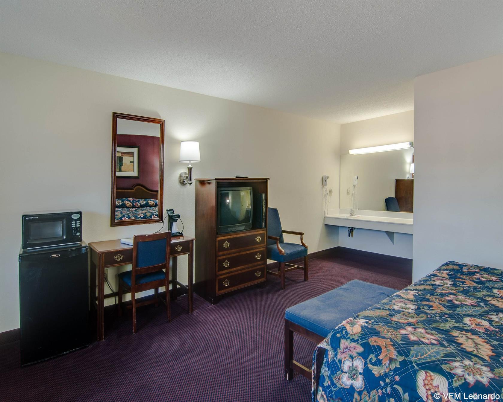 Econo Lodge Glade Springs I-81 Екстер'єр фото