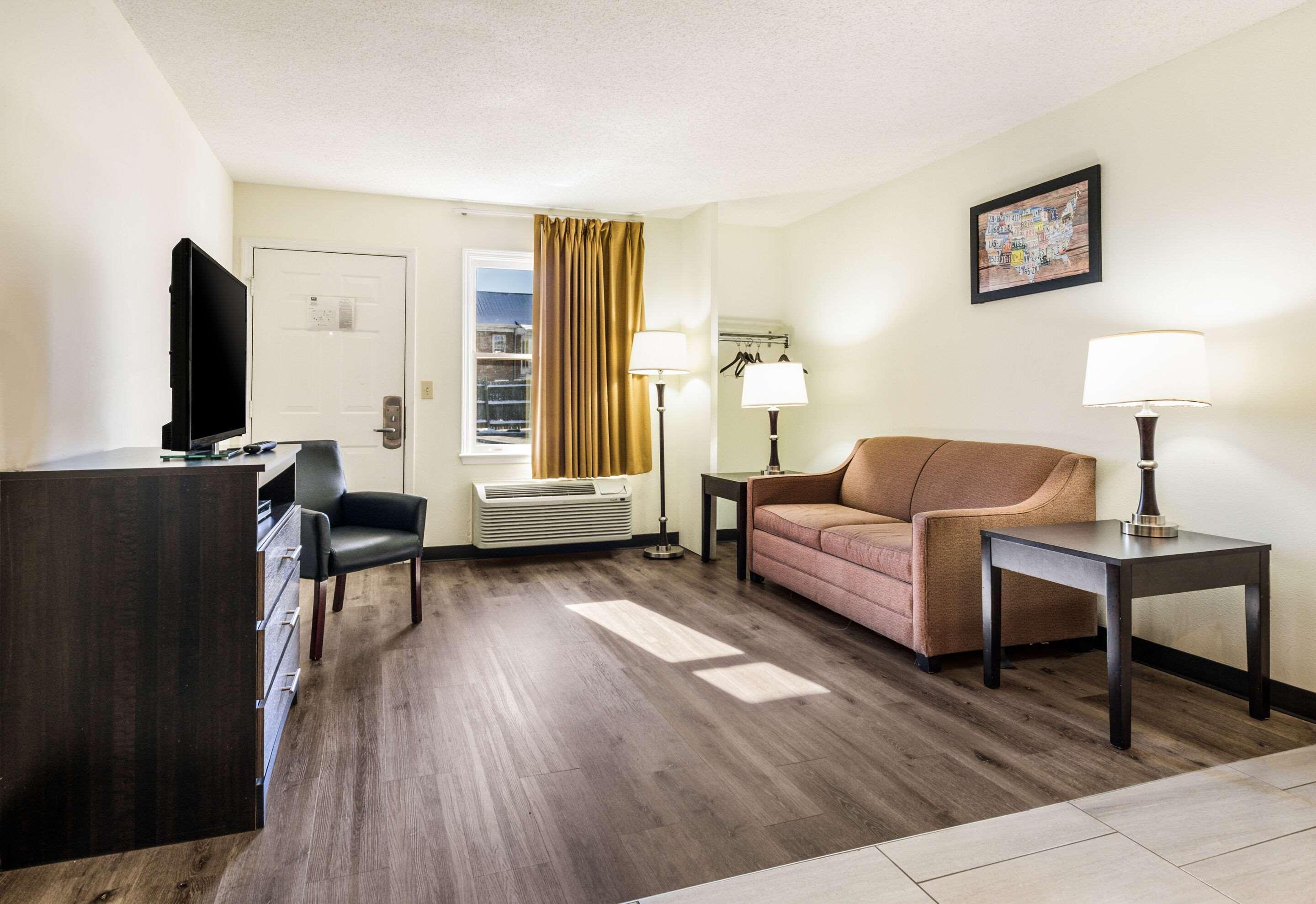 Econo Lodge Glade Springs I-81 Екстер'єр фото