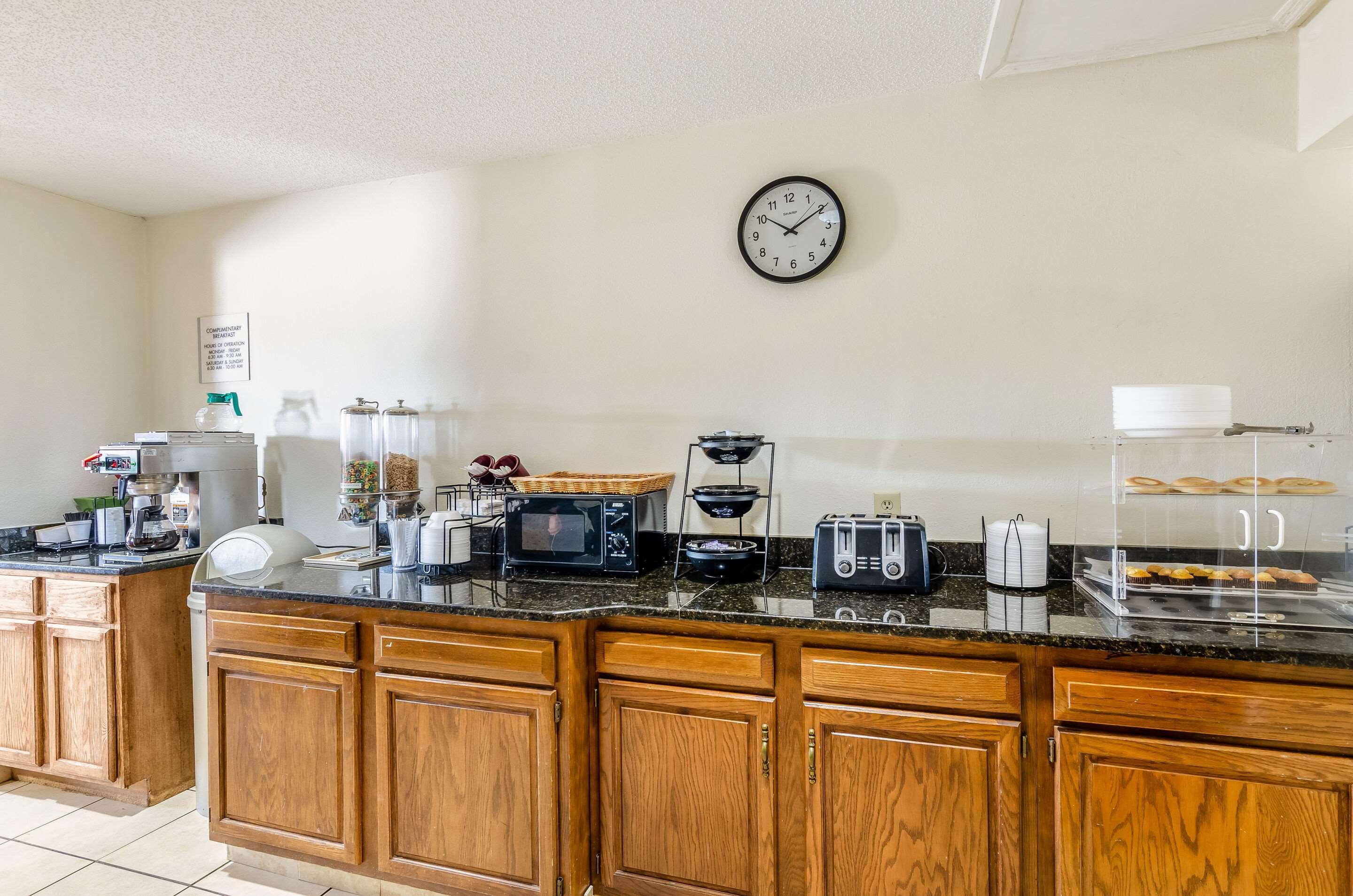 Econo Lodge Glade Springs I-81 Екстер'єр фото
