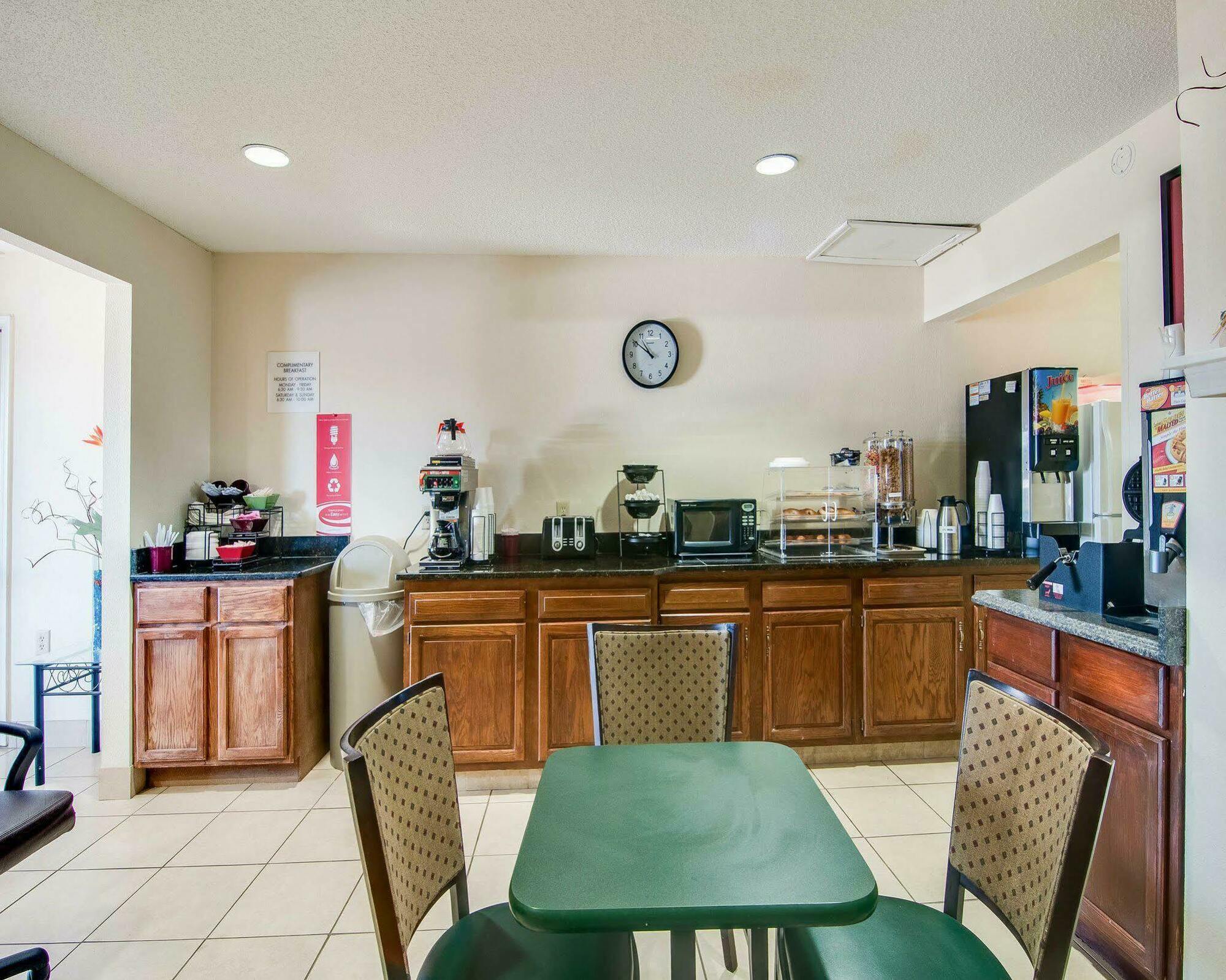Econo Lodge Glade Springs I-81 Екстер'єр фото
