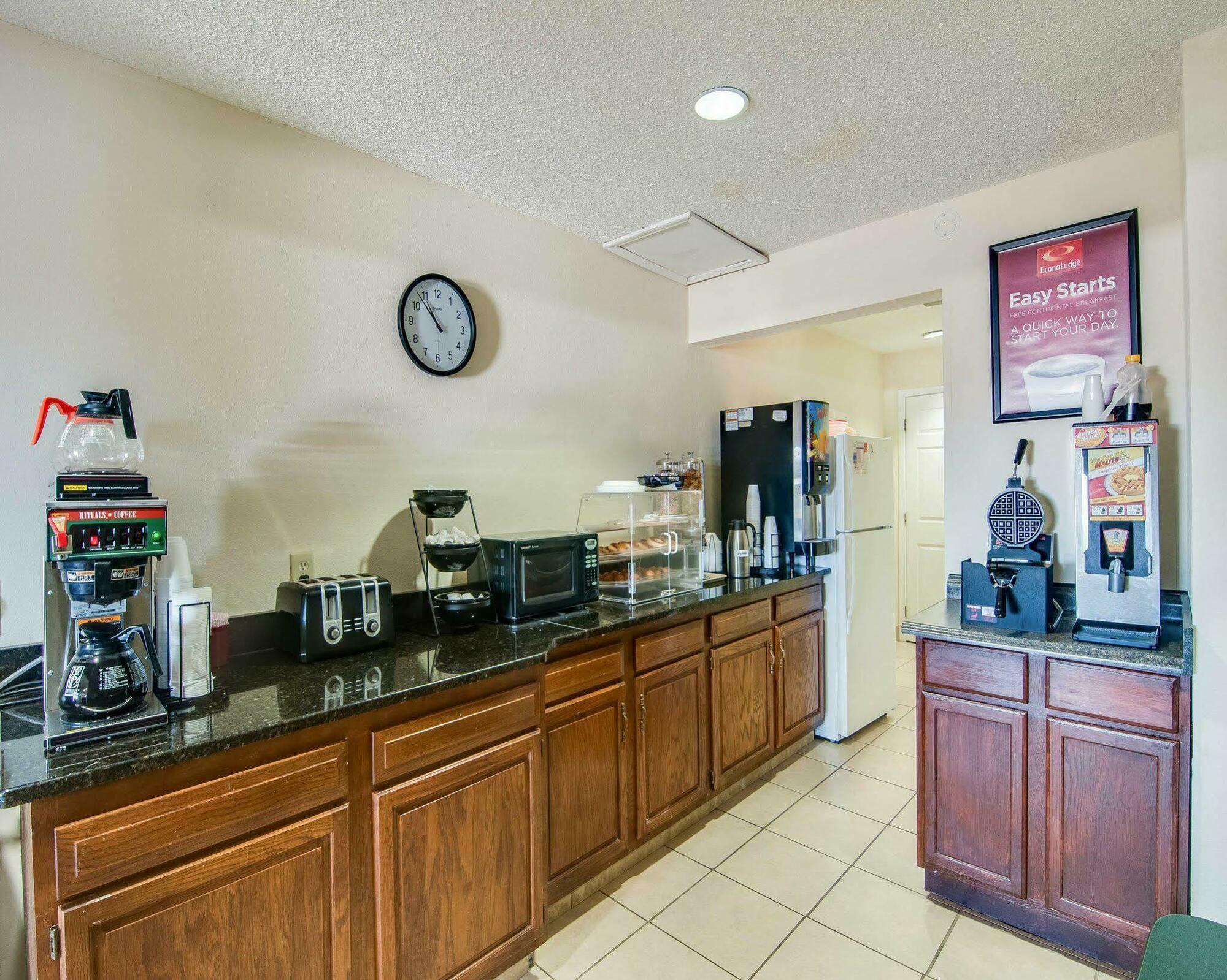 Econo Lodge Glade Springs I-81 Екстер'єр фото