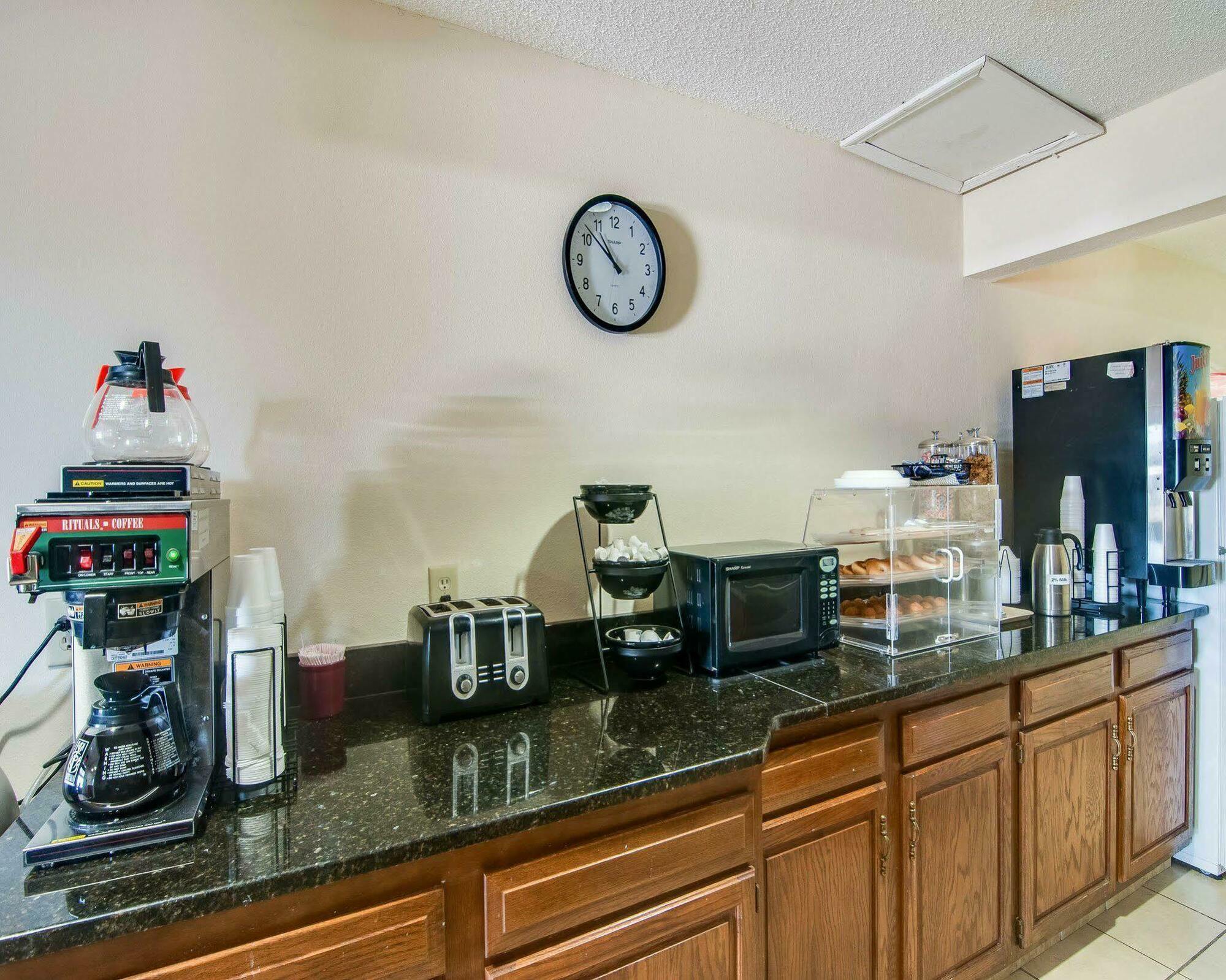 Econo Lodge Glade Springs I-81 Екстер'єр фото